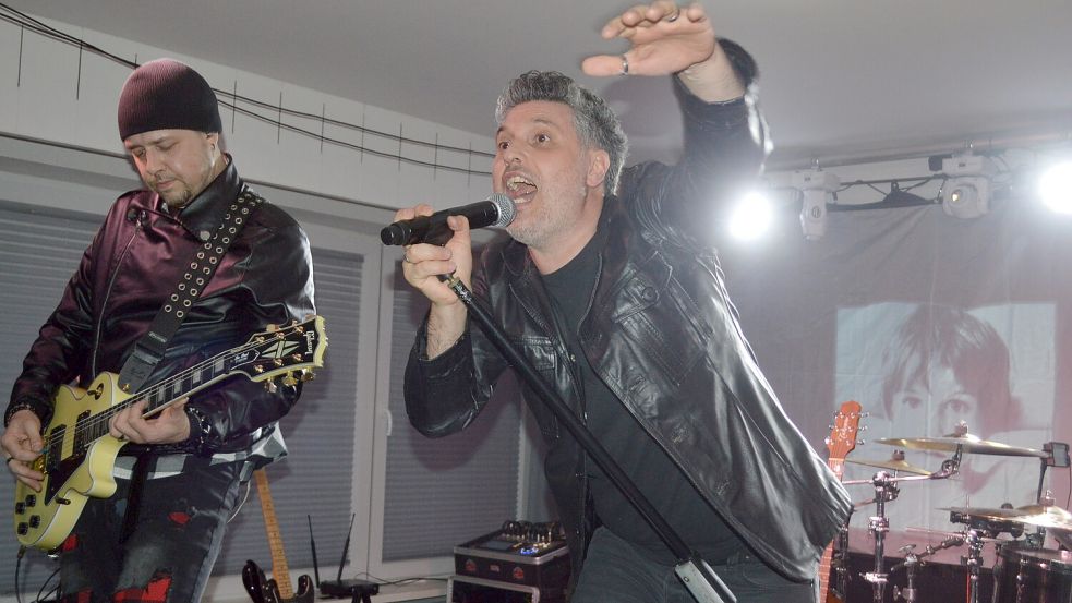 Frontmann Luca imitierte beim letzten Besuch in Rhauderfehn schon die Stimme von U2-Sänger Bono perfekt. Die ganze Band kam sehr gut an. Fotos: Holger Weers