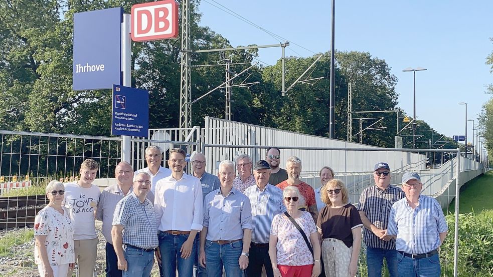Mitglieder der SPD-Ratsfraktion Westoverledingen haben den Bahnhaltepunkt Ihrhove besichtigt. Foto: SPD Westoverledingen