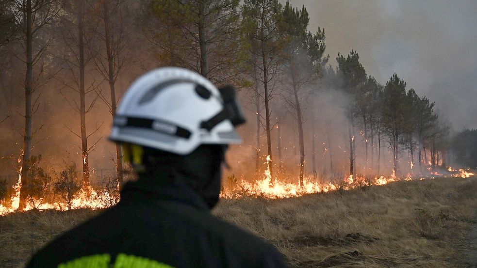 Die Feuerwehr kämpft an der Atlantikküste in Frankreich weiter gegen einen riesigen Waldbrand. Foto: Emma Da Silva