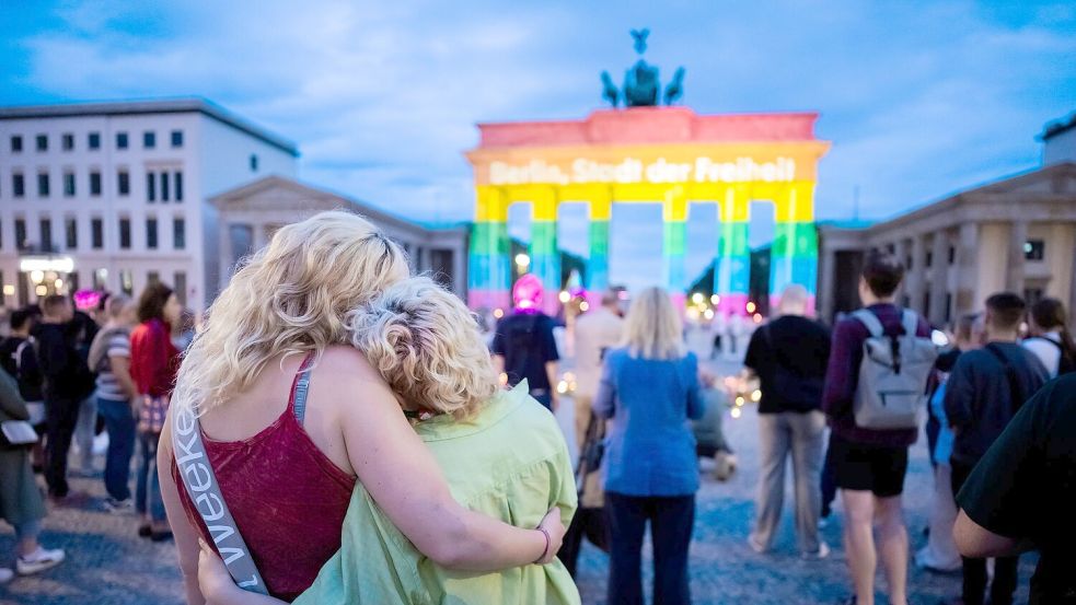 Das Brandenburger Tor wurde nach dem Anschlag in Regenbogenfarben angestrahlt. Foto: Christoph Soeder/dpa