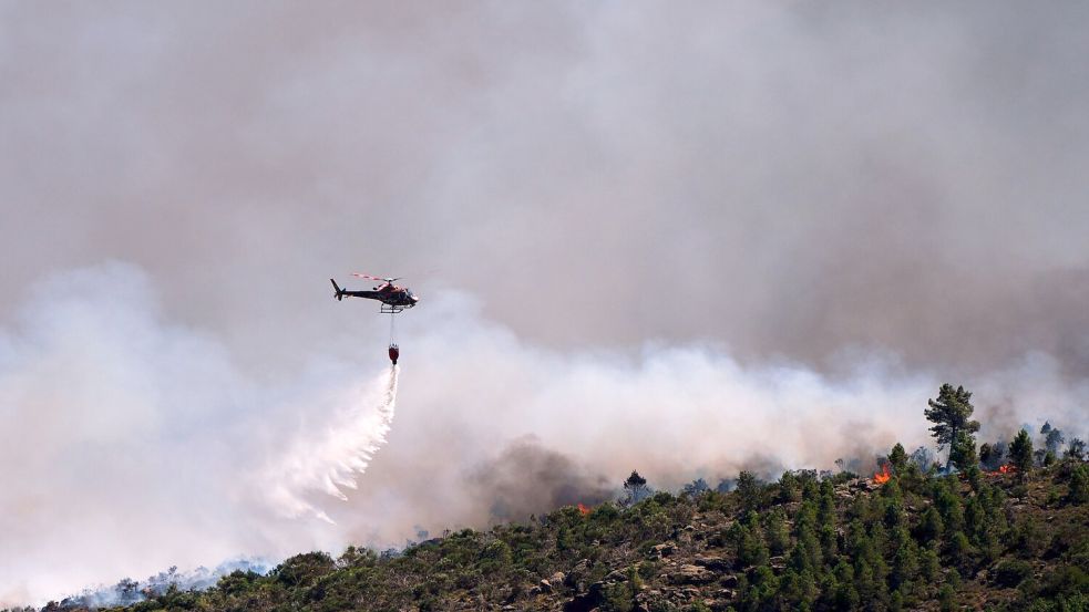 Starker Wind erschwert in Spanien die Bekämpfung der Waldbrände. Foto: Manu Fernandez
