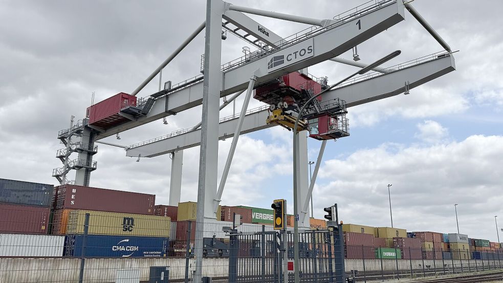 Ein Stück regionale Wirtschaft: Der Blick auf den Container-Terminal im Hafen in Osnabrück. Foto: Marcus Alwes