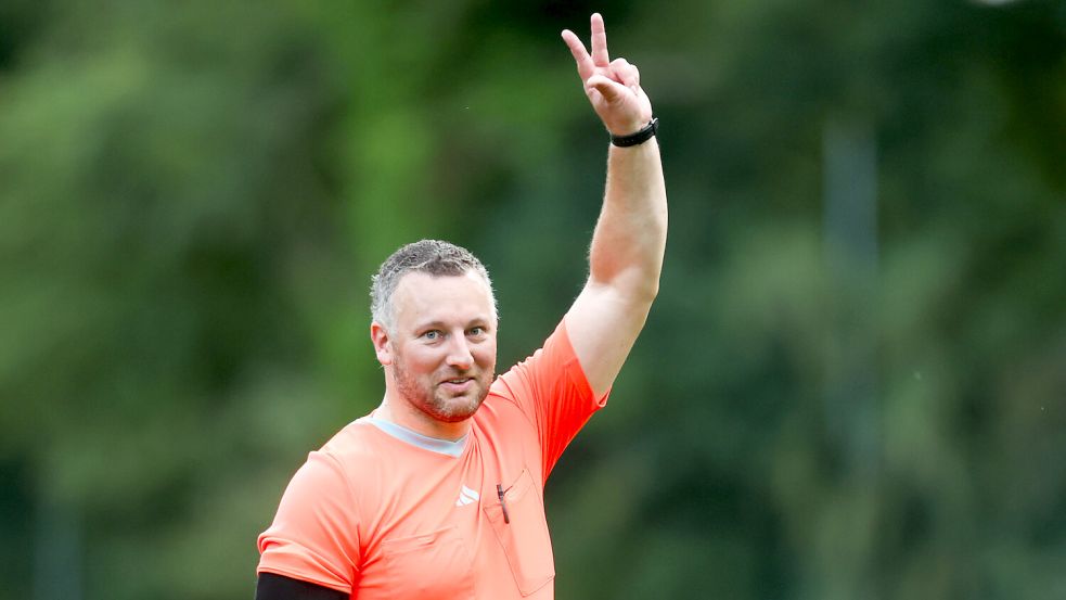 Die Schiedsrichter (hier Torsten Hagena beim Ostfriesland-Cup-Halbfinale in Wallinghausen) werden ab sofort noch mehr gefordert. Künftig sollen sie bei Einwürfen bei Zeitspiel einen Countdown mit den Fingern runterzählen. Foto: Jens Doden, Emden