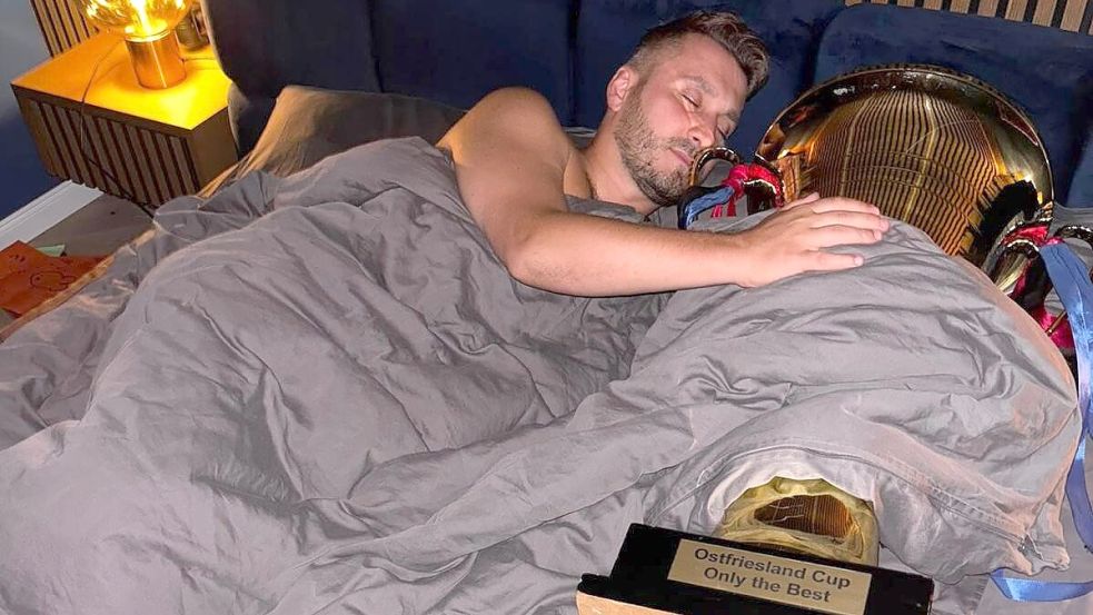 Dieses Foto von Trainer Cladio Casto mit dem Siegerpokal im Bett postetet GW Firrel auf Instagram. Foto: Privat