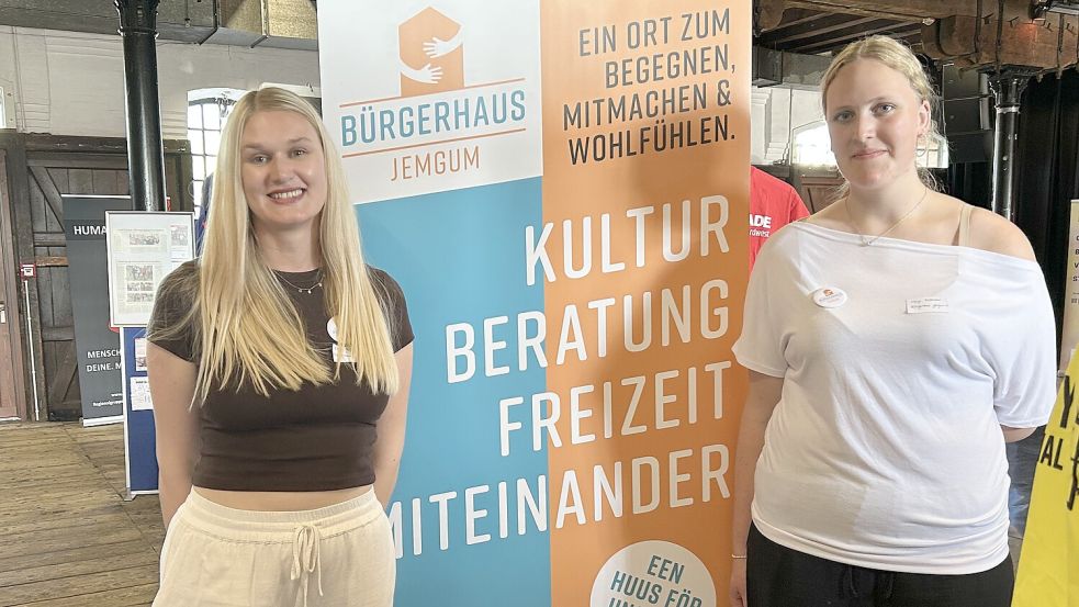 Neele Rösing (links) und Fenja Hochmann vom Bürgerhaus Jemgum gehören zu den jüngeren Teilnehmern des „Markts der Möglichkeiten“. Foto: Pia Wigbers