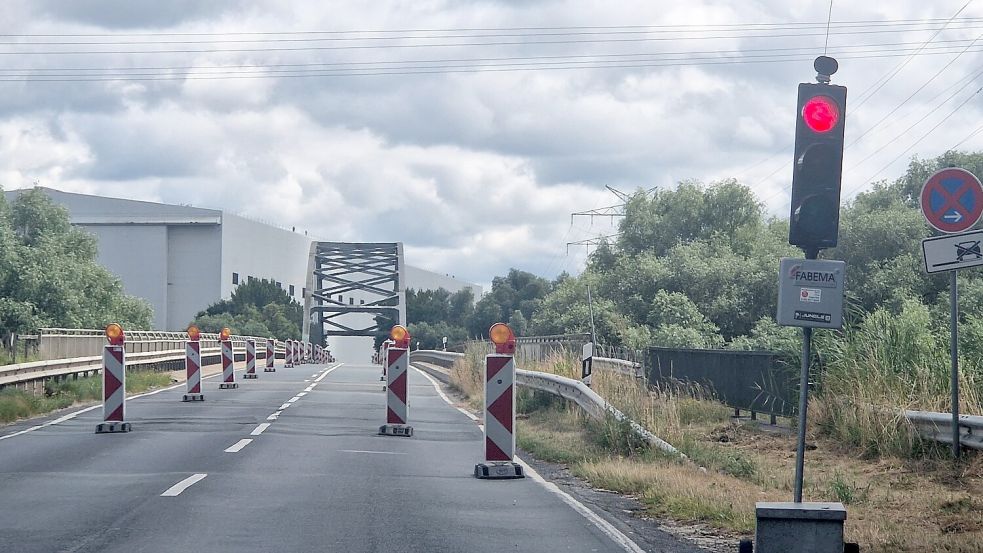 Derzeit ist die Halter Brücke nur einspurig befahrbar. Eine Ampel regelt den Verkehr. Auf der Straße kommt man allerdings nur bis zum Tor 1 der Meyer Werft. Ab dort ist die Straße Richtung Papenburg gesperrt. Foto: Tatjana Gettkowski