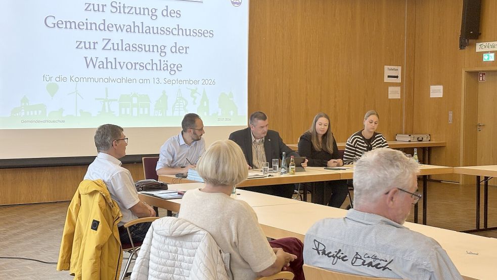 Während der Sitzung des Gemeindewahlausschusses der Gemeinde Westoverledingen am Mittwochabend wurden die Wahlvorschläge überprüft. Am Ende der Sitzung stand fest: Alle Wahlvorschläge wurden zugelassen. Foto: Carsten Ammermann