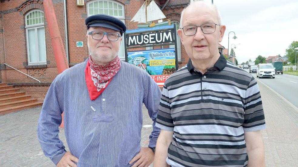 Gerd Fasse (links) und Siegfried Kruse sind ehrenamtliche Gästeführer im Fehn- und Schiffahrtsmuseum Rhauderfehn. Mit Fischerhemd und, wenn gewünscht, auf Platt, bringen sie dessen Besuchern die Regionalkultur des Rhauder Fehns nahe. Foto: Astrid Fertig