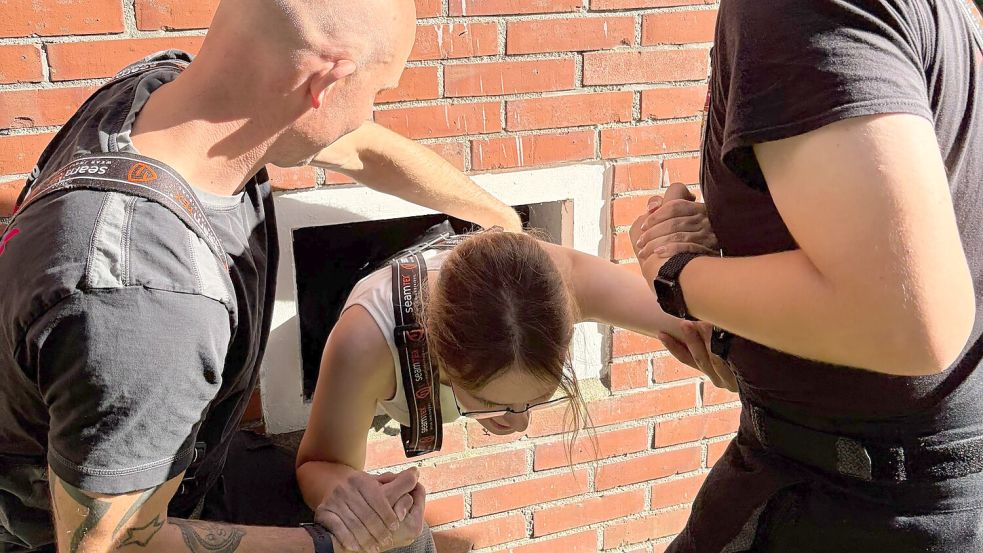 Eine Feuerwehrfrau kletterte durch ein Fenster in den Keller, um die Katze herauszuholen. Foto: Feuerwehr Norden/Wilko Bruns