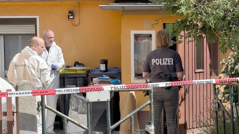 Die Spurensicherung ist im Einsatz. Es geht um den Verdacht eines Tötungsdeliktes. Foto: Andreas Richter/dpa