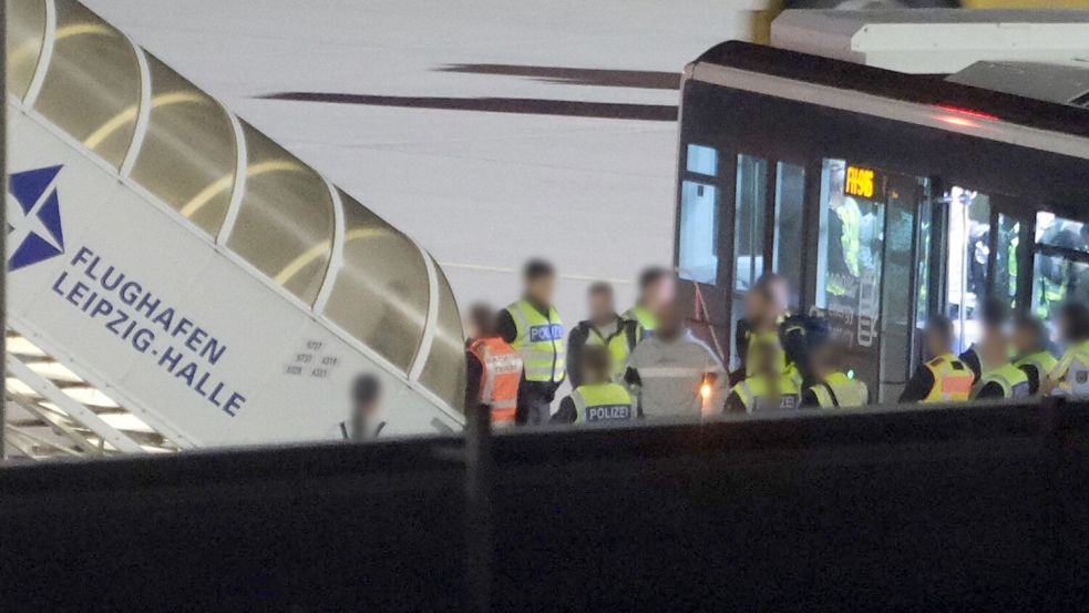 Am frühen Dienstagmorgen startete erneut ein Abschiebeflug von Leipzig-Halle nach Afghanistan. Foto: Sebastian Willnow/dpa