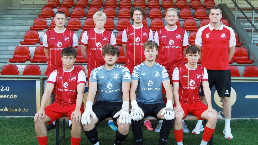 Neu beim SV Concordia Ihrhove sind (hinten von links) Co-Trainer Matthias Malchus, Ben Lünsmann, Maximilian Gabrieles, Jonas Wiemkes, Trainer Sven Fugel sowie (vorne von links) Luca Schreier, Marek Maas, Arne Behrends und Max Groen. Es fehlt Marten Bogena. Foto: Marco Reemts
