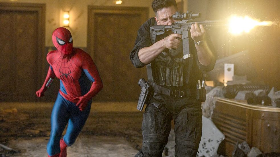 Tom Holland als Spider-Man und Jon Bernthal als Punisher in einer Szene des Films „Spider-Man: Brand New Day“. Foto: ---/Sony Pictures/dpa