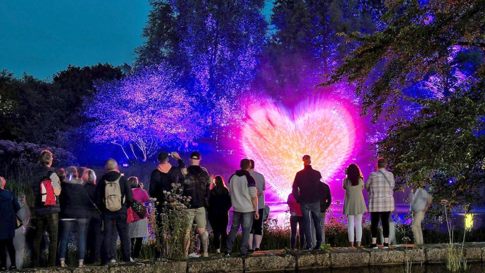 Impressionen aus 2025: Die Illumination im Park der Gärten zählt zu den Publikumsmagneten der Region. Foto: Hans-Jürgen Zietz/Park der Gärten