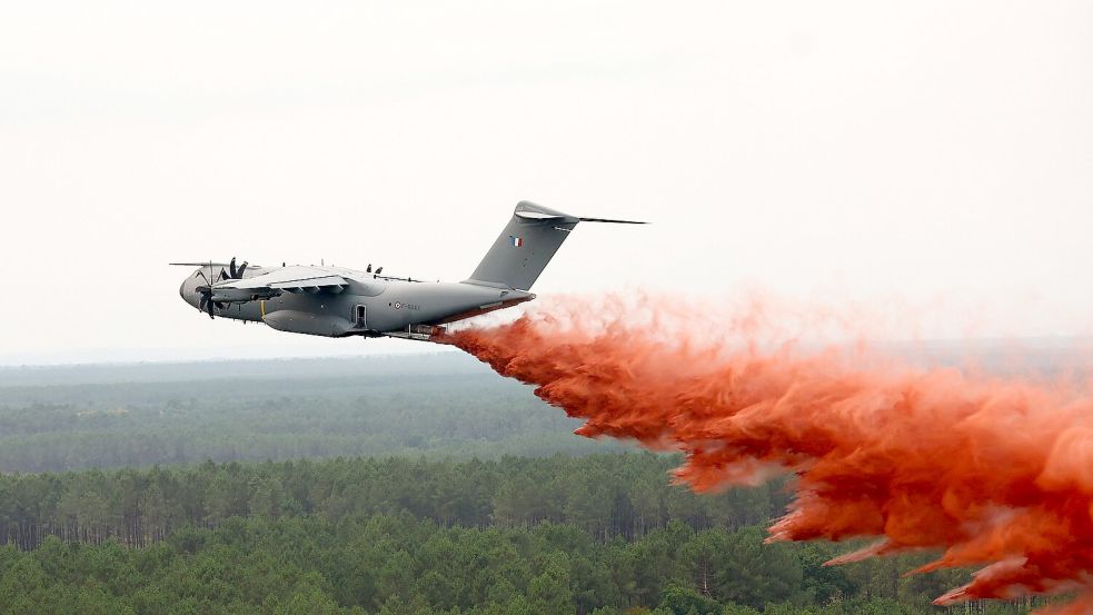 Zum Abwerfen von Löschmittel kam in Frankreich ein speziell ausgerüsteter Airbus A400M zum Einsatz. Foto: Abdul Saboor/Pool Reuters/AP/dpa
