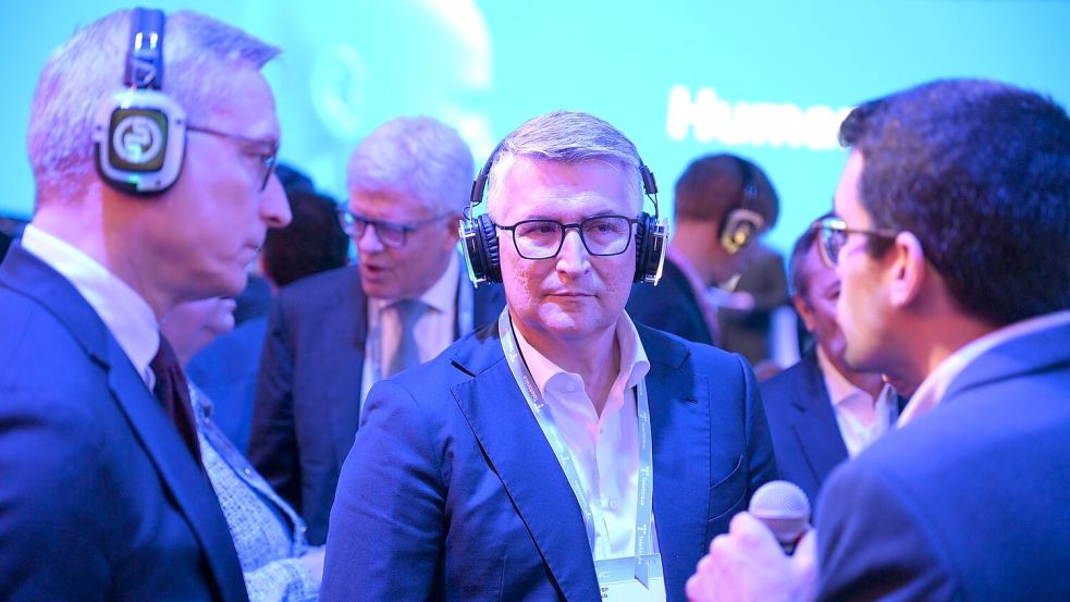 Ein neuer Chef soll es richten: Santiago Argelich Hesse (Mitte) neben Bundesdigitalminister Karsten Wildberger (CDU, links) beim Rundgang über den Telefónica-Messestand bei der Digitalmesse MWC in Barcelona im März. Foto: Wolf von Dewitz/dpa