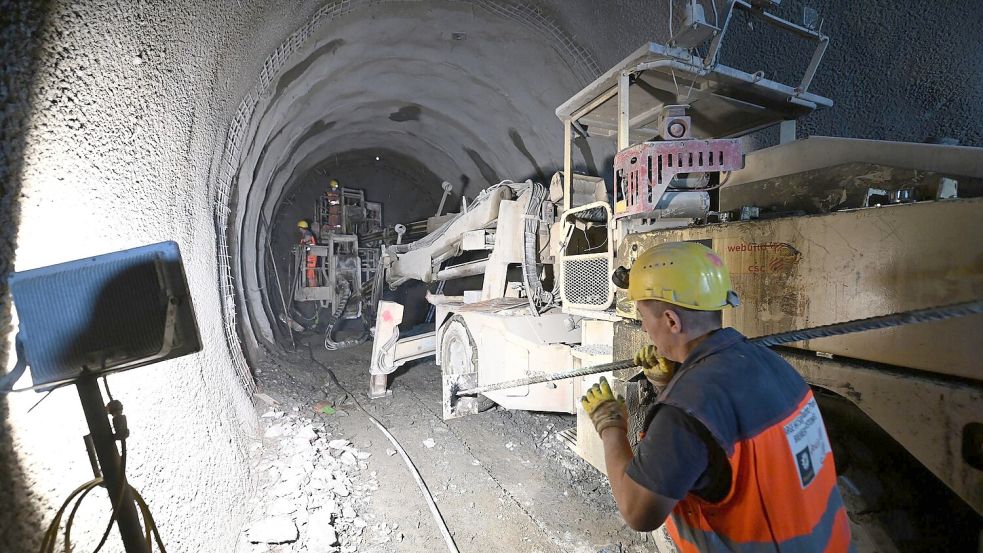Vor einer Sprengung: Arbeiten für den Brennerbasistunnel (BBT). (Archivbild) Foto: Angelika Warmuth