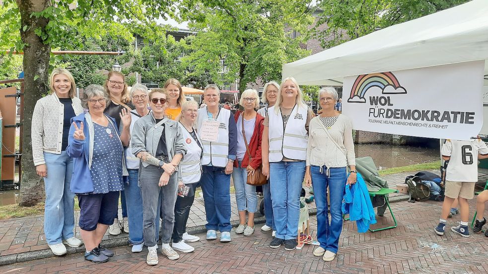 Einige Aktive waren auf dem Wochenmarkt in Papenburg und haben über die Arbeit des Bündnisses „WOL für Demokratie“ informiert. Auch Papenburgs Bürgermeisterin Vanessa Gattung (links) stattete den Aktiven einen Besuch ab. Foto: Bündnis „WOL für Demokratie“
