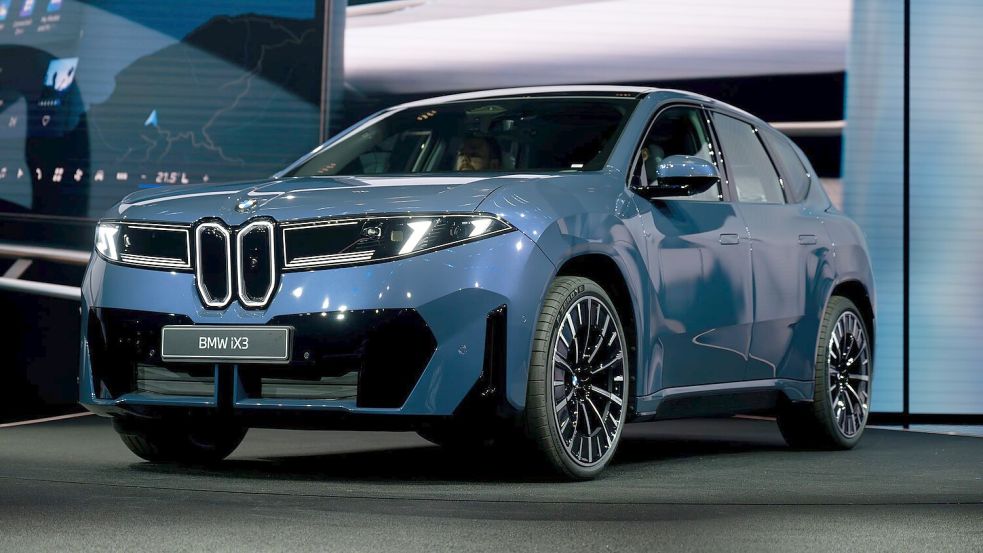 Der iX3 ist das erste Serienfahrzeug der Neuen Klasse. Nach ihrer Entwicklung will BMW auch die Entwicklungskosten senken. (Archivbild) Foto: Sven Hoppe