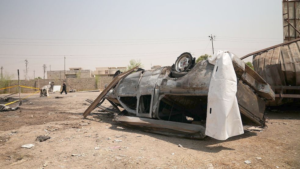 Ein bei den US-saudischen Angriffen im Irak beschädigtes Fahrzeug auf dem Stützpunkt einer proiranischen Miliz. Foto: Farid Abdulwahed