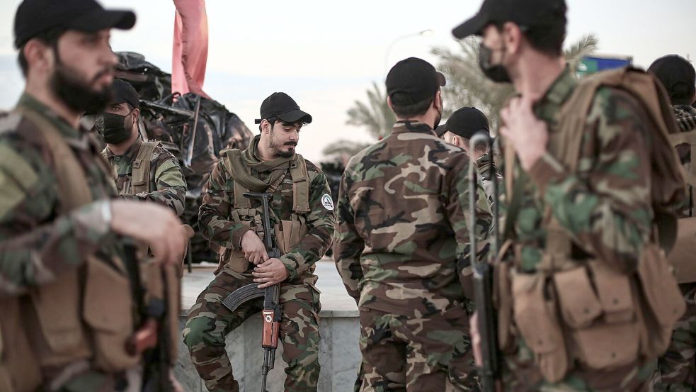 Mitglieder der überwiegend schiitischen Volksmobilisierungskräfte im Irak meldeten Opfer nach nächtlichen Angriffen der USA und Saudi-Arabiens. (Archivbild) Foto: Ameer Al Mohammedaw/dpa