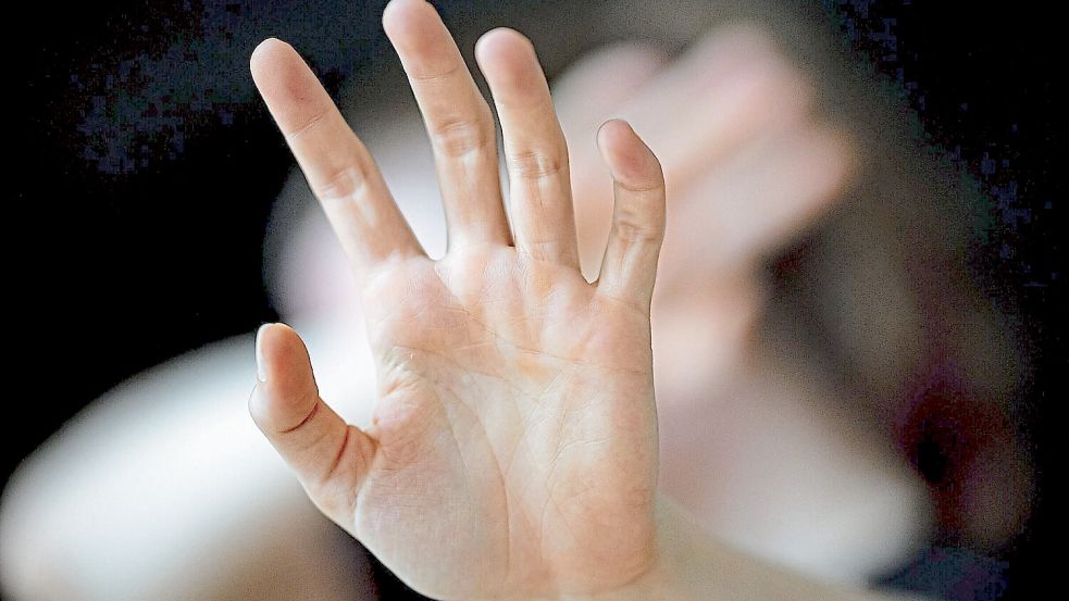 Ein 51-Jähriger vergewaltigte im Dezember 2025 eine Minderjährige. Doch er war stark alkoholisiert. Kann er deswegen überhaupt schuldig gesprochen werden? Foto: Fabian Sommer/dpa
