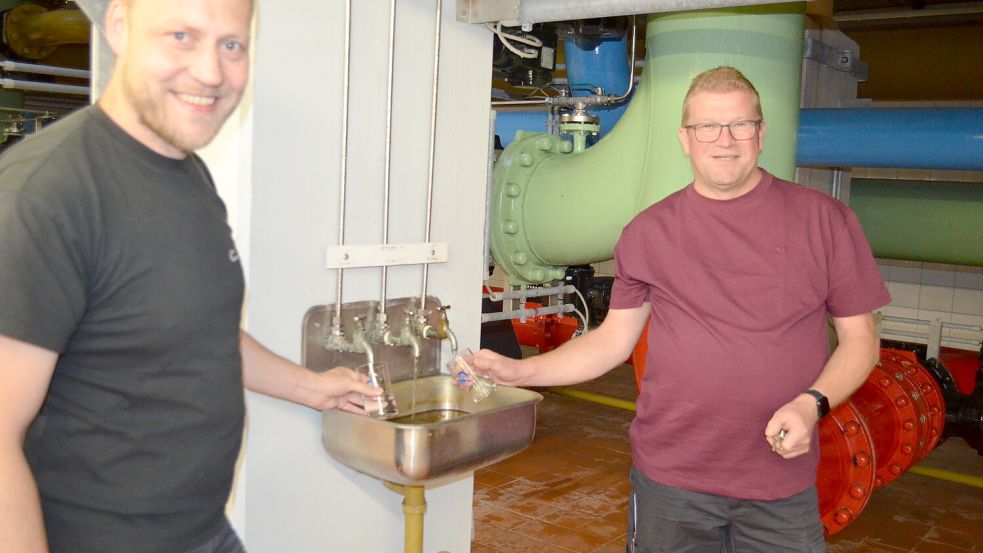 Wassermeister Jens Junior (links) und sein Stellvertreter Holger Bleicher am Wasserbecken der Filterhalle 2 des Wasserwerks Collinghorst. Dort läuft ständig Wasser, so dass dessen Qualität jederzeit überprüft werden kann. Foto: Astrid Fertig