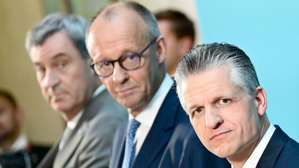 Die Parteichefs und der von ihnen vorgeschlagene neue Fraktionschef. Foto: Sebastian Gollnow/dpa