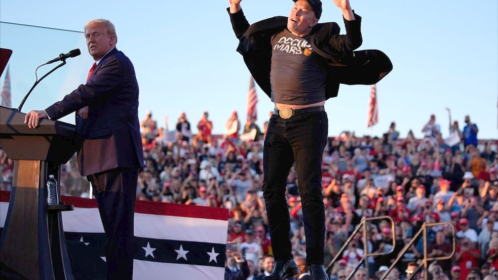 Im Präsidentenwahlkampf 2024 sprang Elon Musk (r) auf einer Bühne mit dem damaligen Präsidentschafts-Kandidaten Donald Trump herum. (Archivbild) Foto: Evan Vucci/AP/dpa
