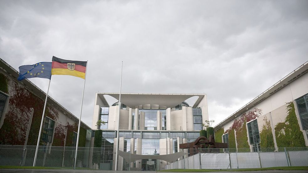 Dunkle Wolken ziehen über das Bundeskanzleramt. (Archivbild) Foto: Sebastian Christoph Gollnow/dpa
