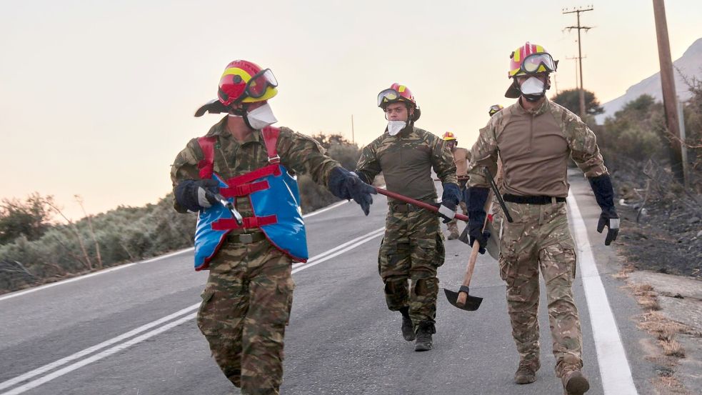 Hunderte Feuerwehrleute kämpfen gegen die Flammen, die sich seit Mittwoch im Gebiet südlich von Rethymno ausbreiten. Foto: Giannis Angelakis