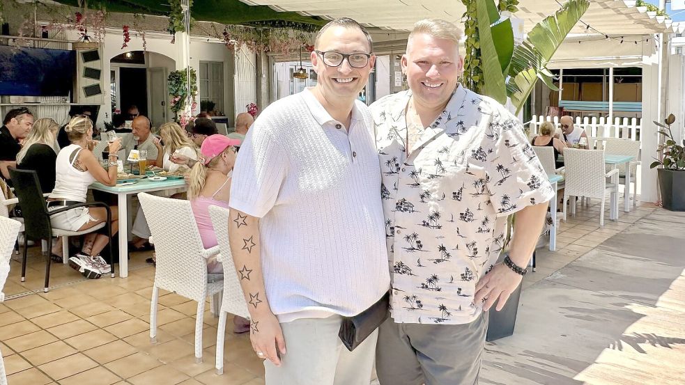 Sonne, Meer und ein Neuanfang: der Traum eines eigenen Restaurants auf Mallorca wurde für Sebastian und Sven Florijan Anfang 2022 Realität. Die Auswanderung war für die Beiden der Beginn eines völlig neuen Kapitels. Jetzt berichten sie, wie sich ihr Leben verändert hat. Foto: Monika Vollmer