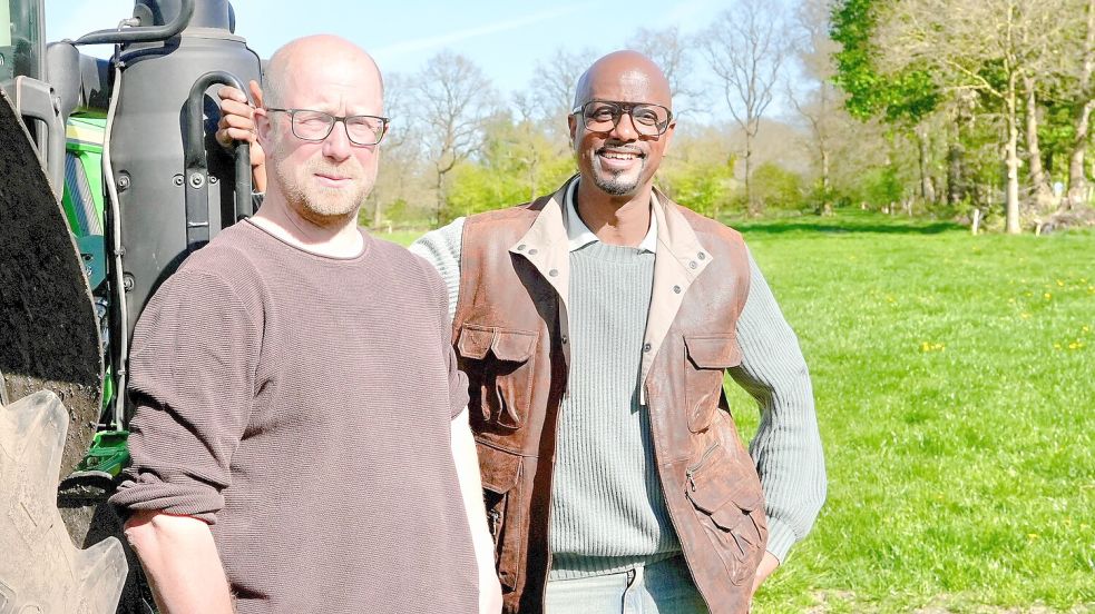 Yared Dibaba (rechts) hat sich mit Meenhard von Glan auf die Spuren der Fehngründer Ostfrieslands begeben. Foto: Stefan Wieduwilt