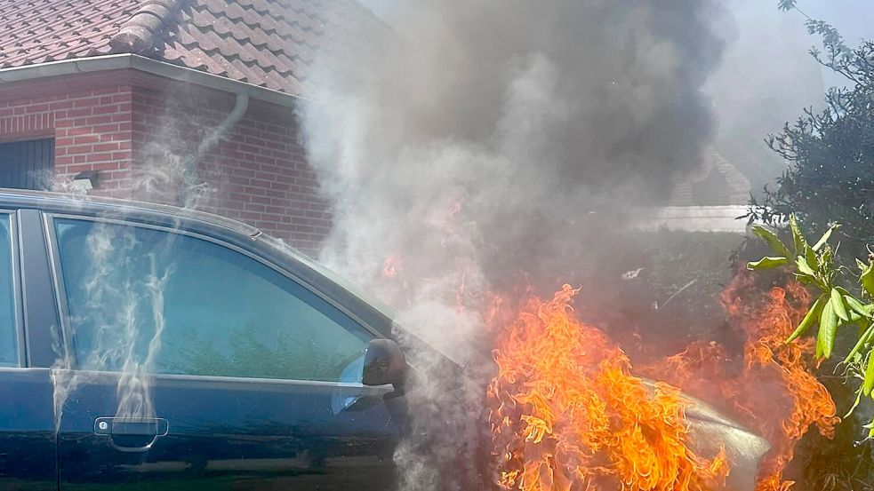 Beim Eintreffen der Feuerwehr stand das Fahrzeug bereits in Flammen. Foto: Thomas Giehl/Feuerwehr Saterland