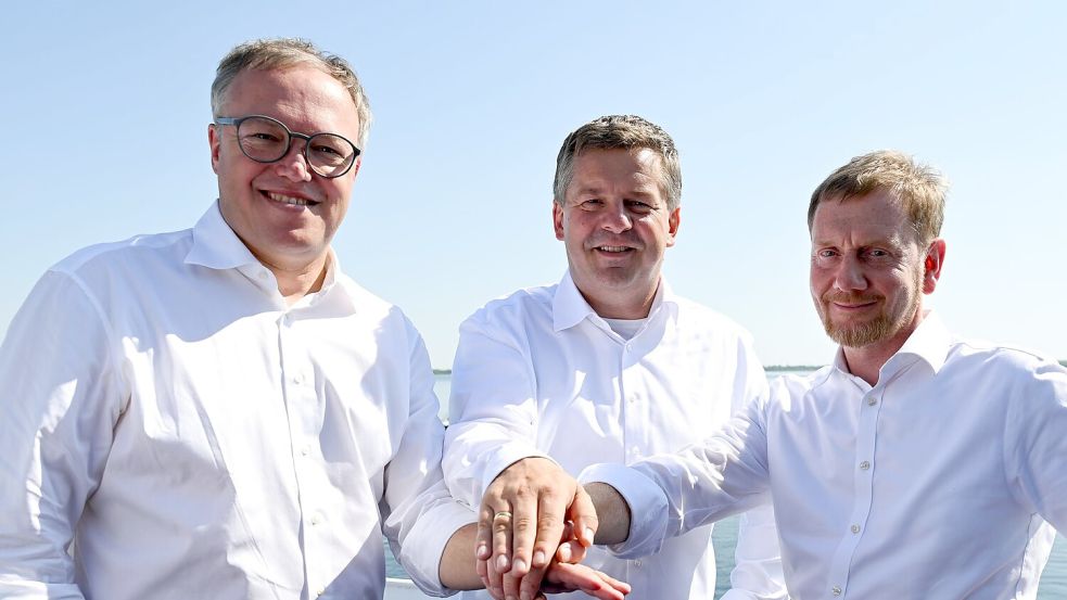 Wollen mit einer Stimme sprechen: Die drei ostdeutschen Ministerpräsidenten (Mario Voigt (Thüringen), Sven Schulze (Sachsen-Anhalt) und (Michael Kretschmer, Thüringen, alle CDU) sind gegen eine Abschaffung der Rente nach 45 Beitragsjahren. Foto: Hendrik Schmidt