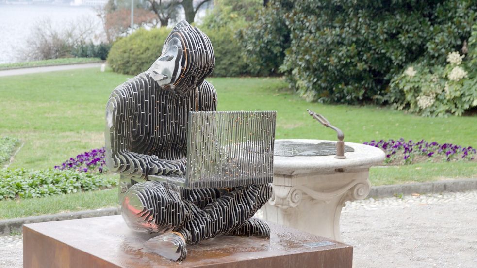 Die Metallskulptur von Valentina Picozzi in Lugano (Schweiz) stellt den anonymen Gründer von Bitcoin dar, der unter dem Pseudonym Santoshi Nakamoto bekannt, aber nie identifiziert werden konnte. Foto: Martin Thurnherr