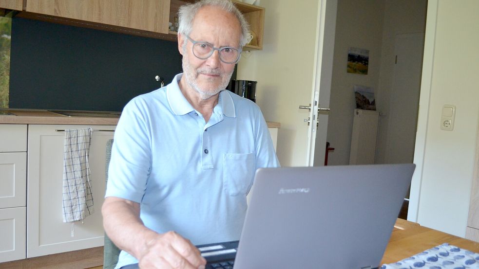 Skeptisch sitzt der Rhauderfehner Gerhard de Vries vor dem Laptop in seiner Küche. Vergebens hat sich der 79-Jährige um einen Online-Termin für eine medizinische Behandlung bemüht. Als gesetzlich Versicherter gab es keine Termine. Wäre er Privatpatient, hätten ihm zeitnah gleich mehrere Termine zur Auswahl gestanden. Foto: Astrid Fertig