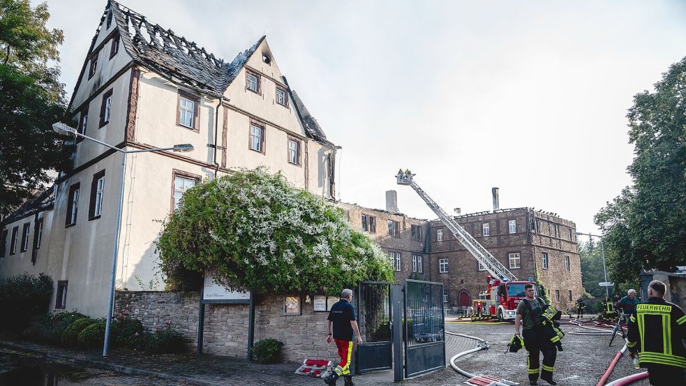 Hotelgäste und Personal mussten aufgrund des Feuers evakuiert werden. Foto: Jacob Schröter/dpa