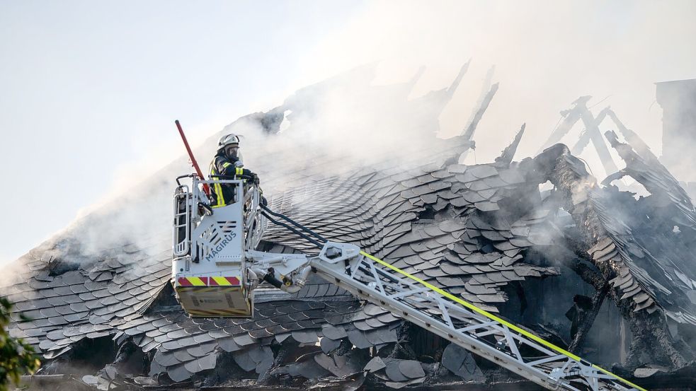 Der Dachstuhl geriet durch das Feuer in Vollbrand. Foto: Jacob Schröter/dpa