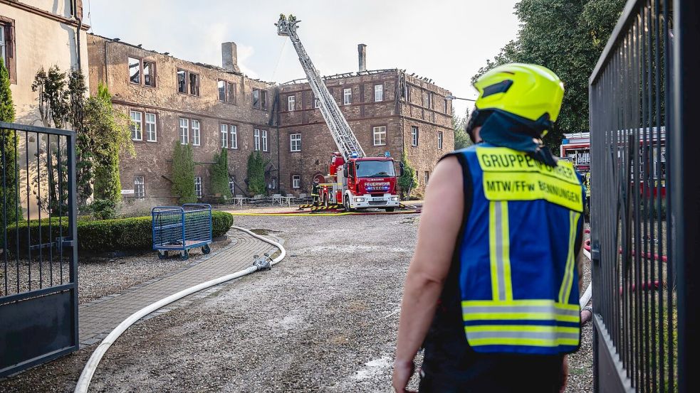 Die Feuerwehr ist mit 124 Kräften von 12 Feuerwehren im Einsatz. Foto: Jacob Schröter/dpa