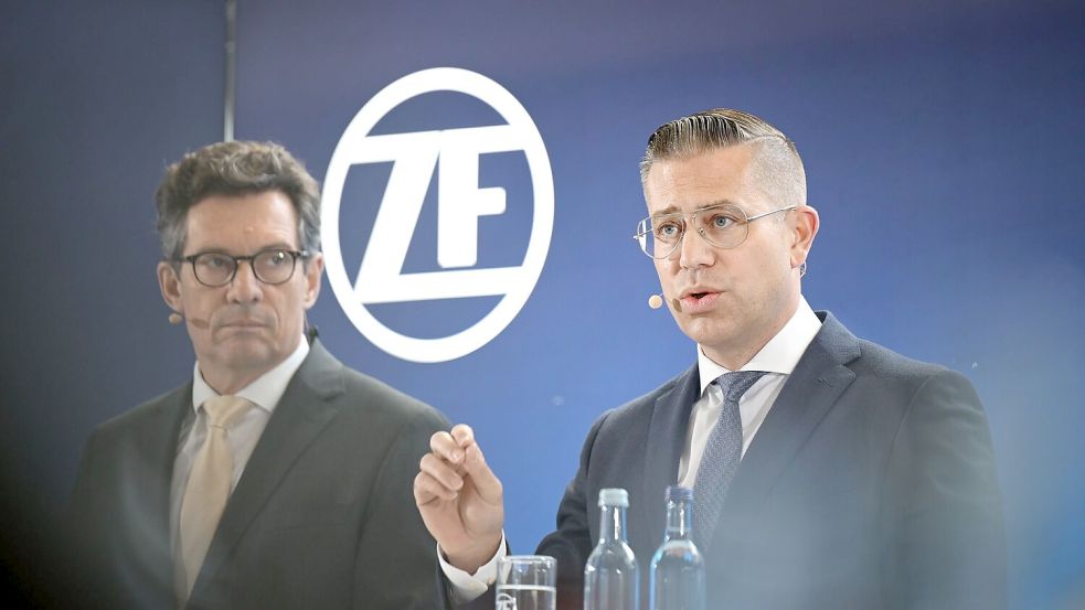 Mathias Miedreich (rechts) steuert ZF durch die Krise. Neben ihm: Finanzchef Michael Frick. (Archivbild) Foto: Felix Kästle