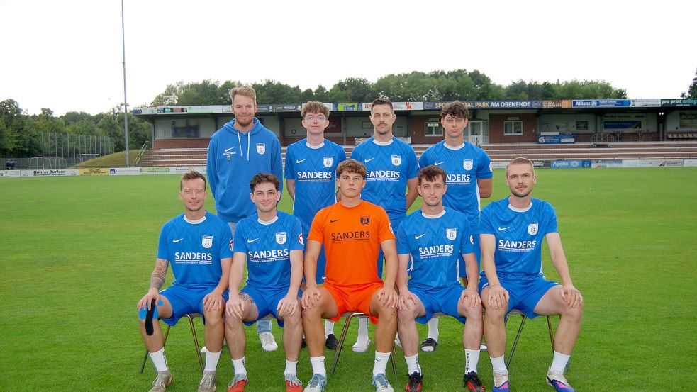 Neu beim SC Blau-Weiß 94 Papenburg sind (hinten von links) Torben Lange (Sportlicher Leiter), Luca Dammeyer, Fabian Cordes, Les-Marvin Hinz sowie (vorne von links) Niklas Antoni, Baran Saracoglu, Jakob Mülder, Damian Kowalczyk und Frank Til. Es fehlt Hady Houri. Foto: Marco Reemts