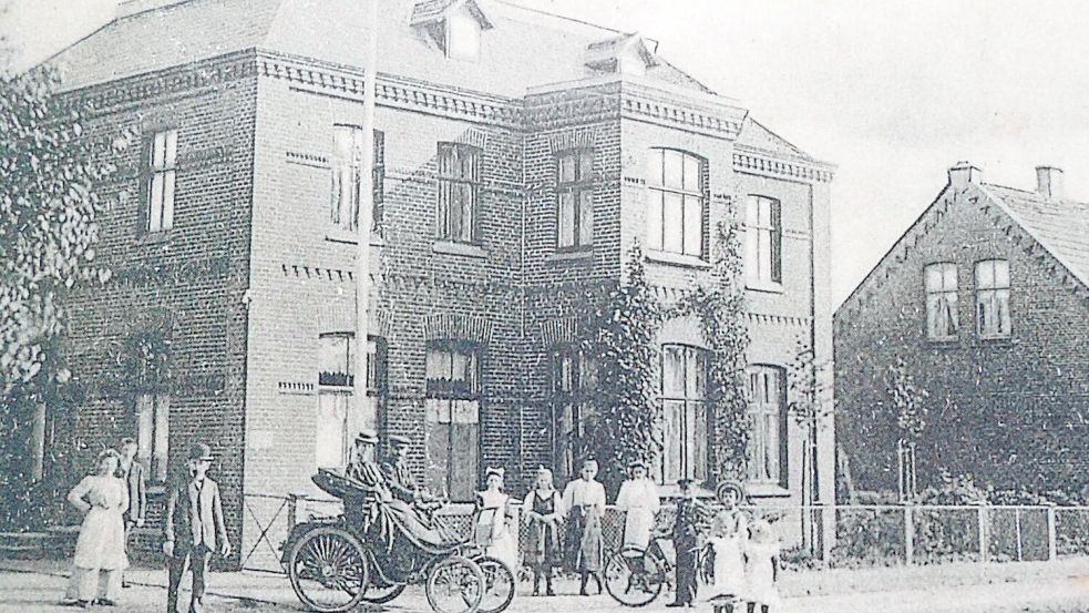 Der spätere Sanitätsrat Dr. Walter Trepte in seinem „Benzin-Motorwagen“ vor seinem Haus an der Rhauderwieke. Das Foto stammt aus dem Jahr 1907. Foto: GA-ARCHIV