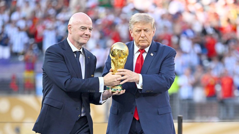 Infantino (l) gerät zunehmend unter Druck. (Archivfoto) Foto: Tom Weller/dpa