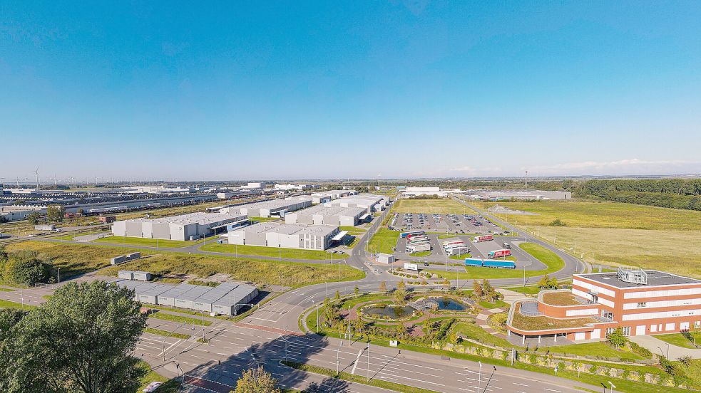 Mit der Anbindung an die größte Fabrik Ostfrieslands und damit auch an den Hafen eigentlich ein Sahnestück: der Industriepark Frisia neben VW Emden (links im Bild). Foto: Zukunft Emden GmbH/Archiv