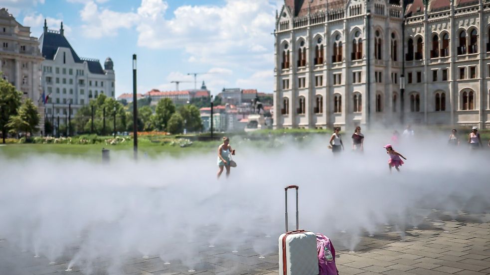 Kühlung mit Sprühnebel mitten in Budapest. (Archivbild) Foto: David Balogh/XinHua/dpa