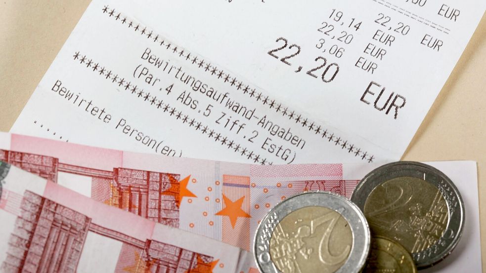 Im Restaurant gibt man standardmäßig Trinkgeld, auch, wenn der Kellner unhöflich war. Warum geben wir dann trotzdem etwas? Foto: imago/wolterfoto