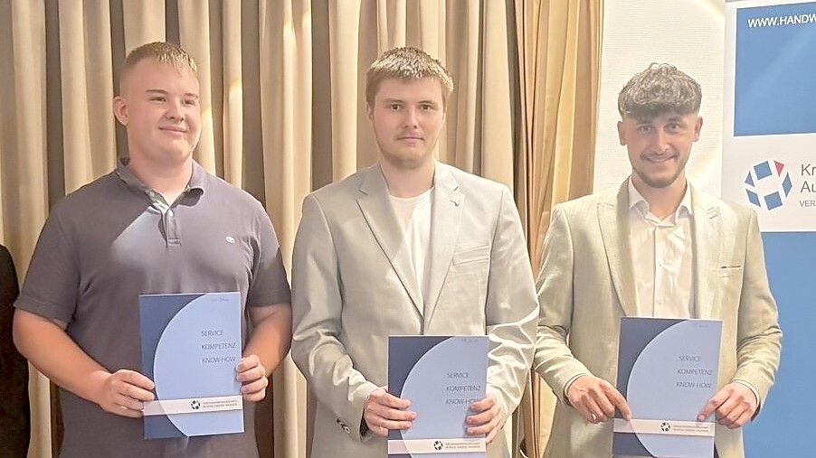 Drei Anlagenmechaniker für Santiär-, Heizungs- und Klimatechnik haben bestanden. Foto: Kreishandwerkerschaft Aurich-Emden-Norden
