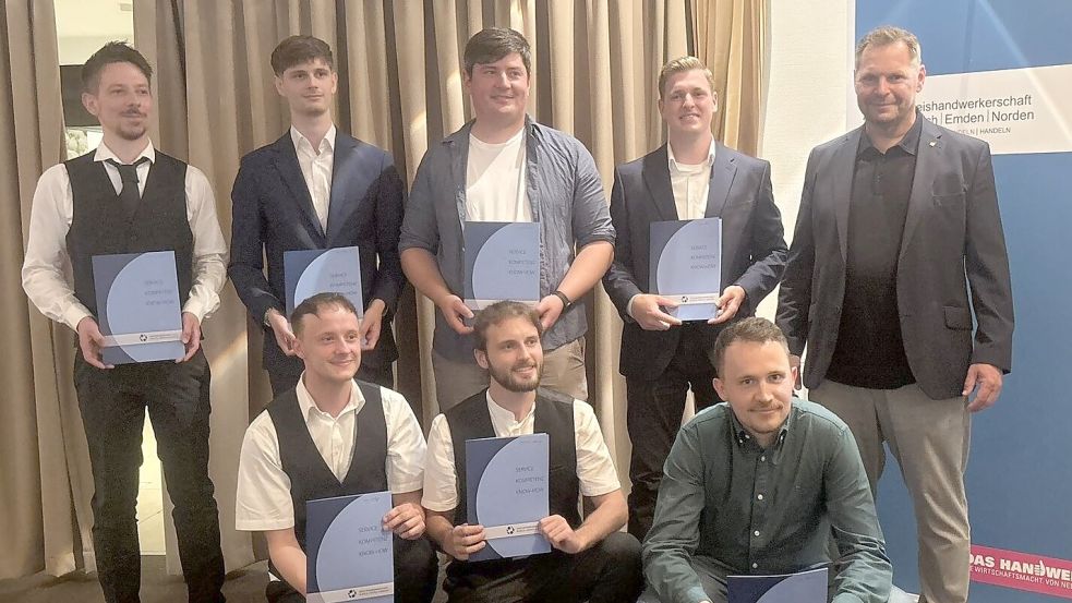 Die Elektroniker stellten sich mit Innung-Obermeister Klaus Freese (rechts) zum Foto auf. Foto: Kreishandwerkerschaft Aurich-Emden-Norden