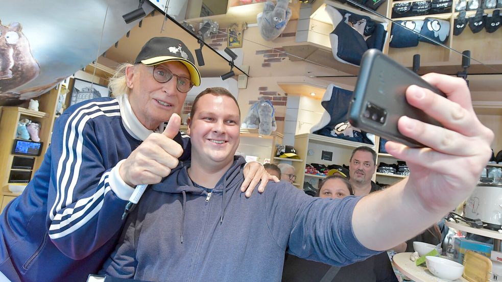 Otto Waalkes besucht jedes Jahr kurz nach seinem Geburtstag sein Otto-Huus in Emden zur Autogrammstunde. Das Bild ist 2025 entstanden. Foto: Klaus Ortgies/Archiv